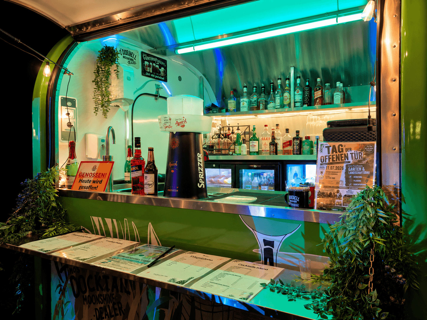 Mobile Cocktailbar bei Tageslicht mit tropischer Dekoration